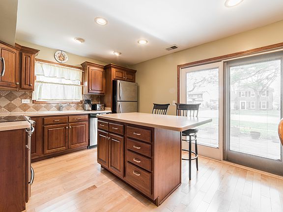 5th image of 585 Dover Dr