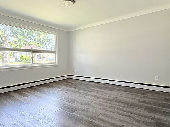 4th image of 537 Confederation St #1