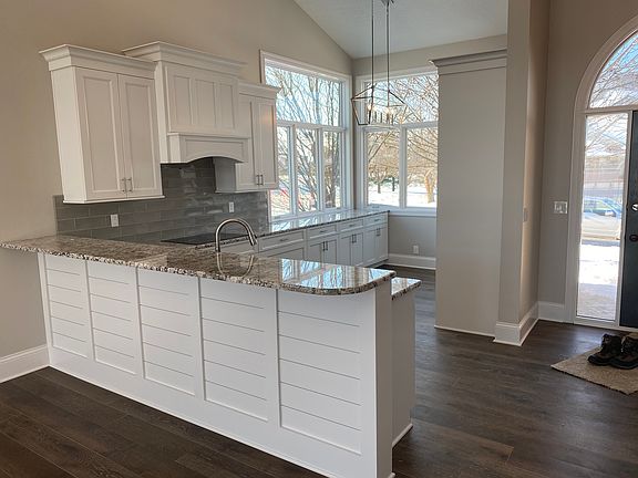 4th image of 946 Glen Oaks Ter