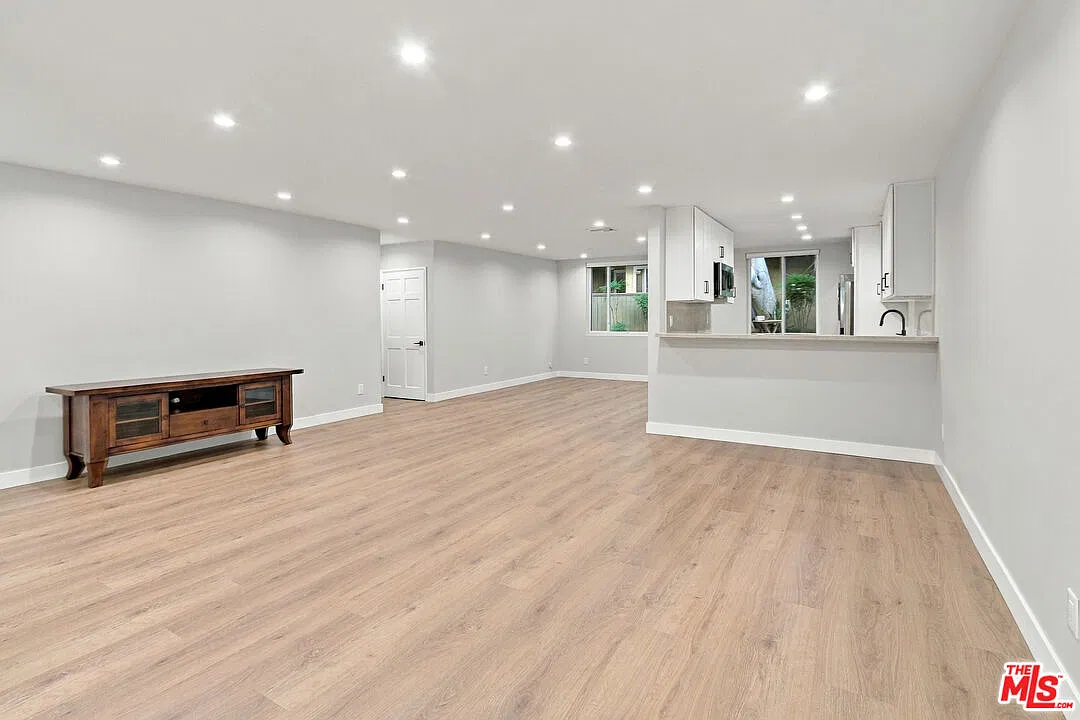 3 bed, 2.0 bath, 1491 sqft, $4,200 — Photo 2