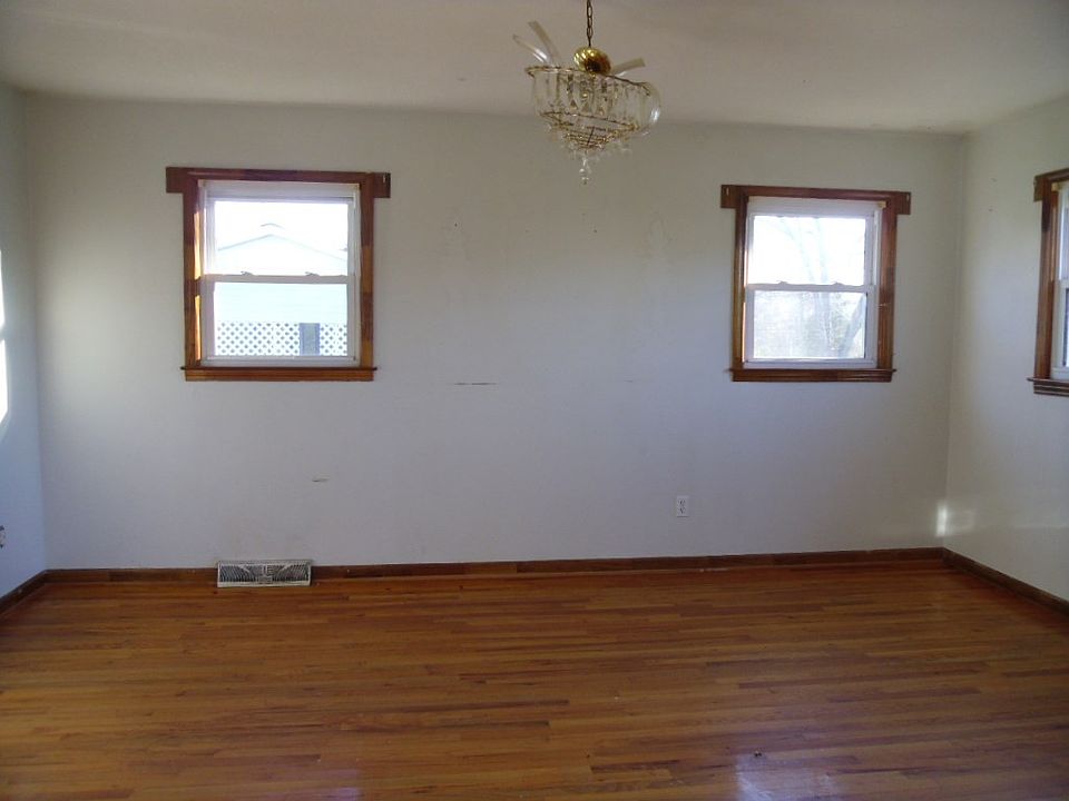 2nd image of 135 Rockhouse Cir