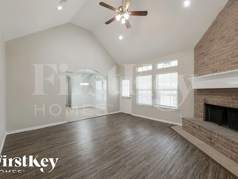 295 Cypress Dr — Photo 5