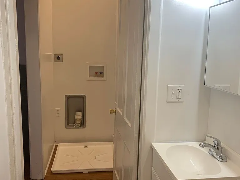489 W Market St #2 — Photo 2