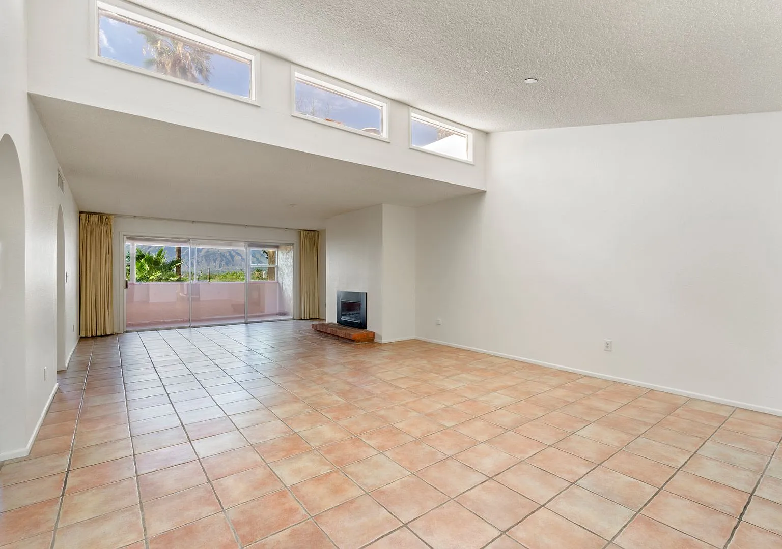 Spacious Midtown Condo 2 large bedrooms + Den — Photo 1