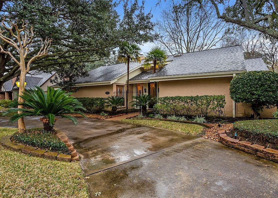 UPDATED ONE STORY RANCH, 2553 SF, 4 Bedrooms, 2.5 Baths, 2 Car Detached Garage with Circular Driveway