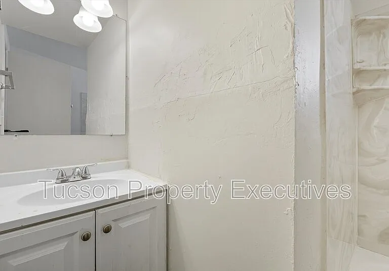 1662 N Beverly Ave — Photo 7