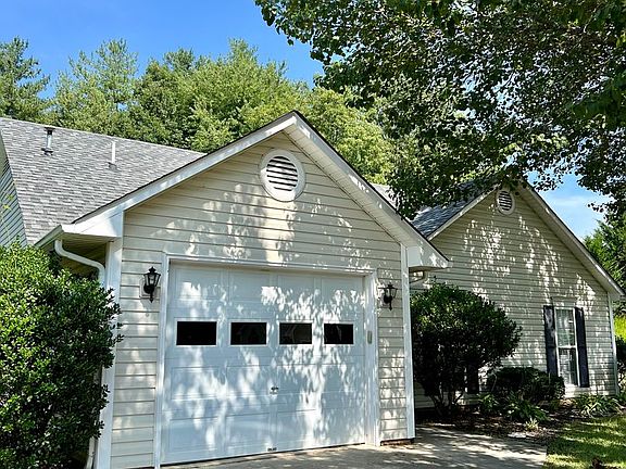 2nd image of 1217 Pebble Ln