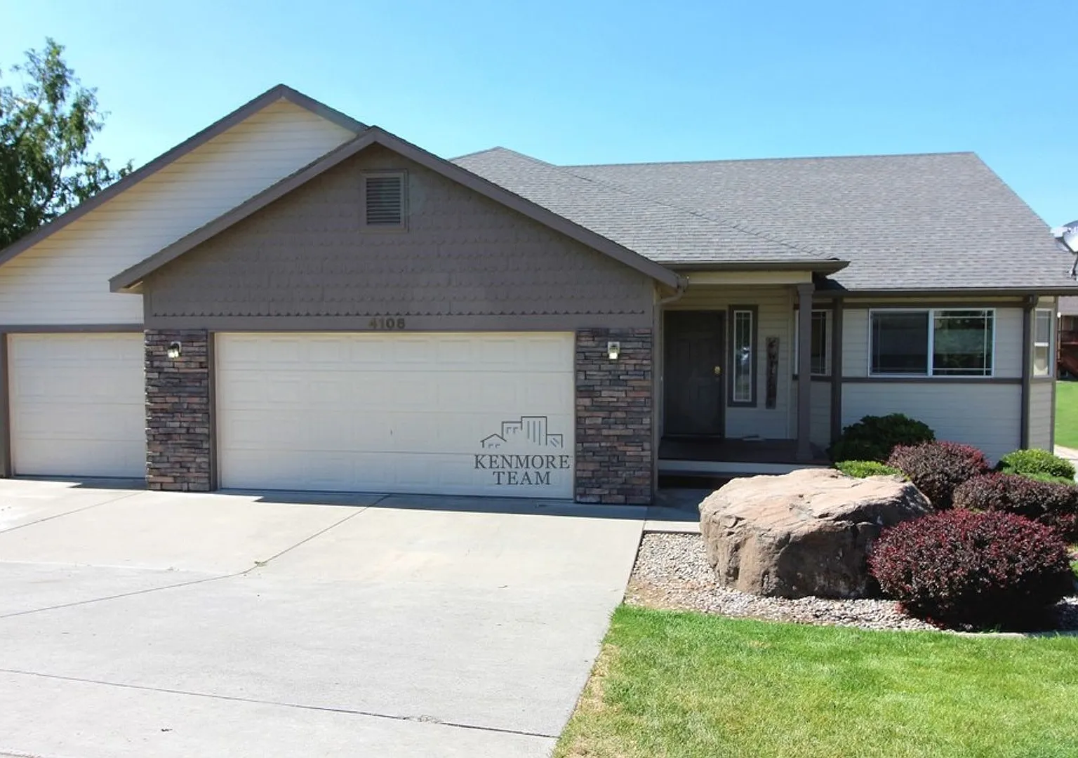 4 Bedroom, 3 Bath Home in South Kennewick — Photo 1