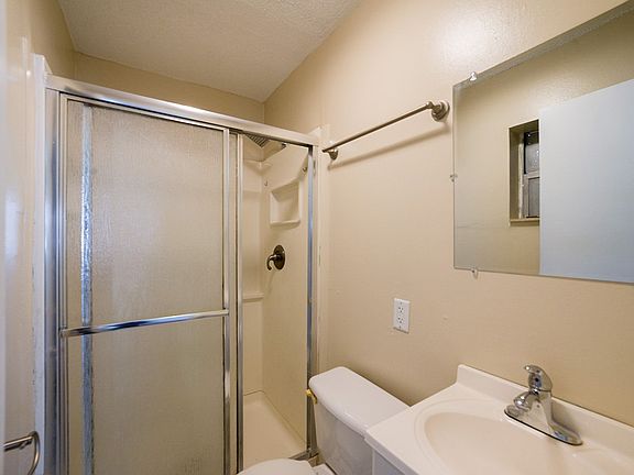 4th image of 942 Sweetbrier Dr