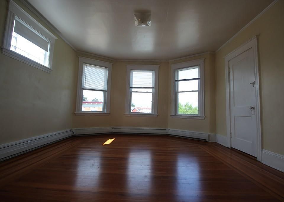 2nd image of 14 Chase St