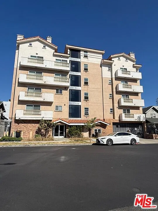 2 bed, 2.0 bath, 1010 sqft, $2,850 — Photo 1