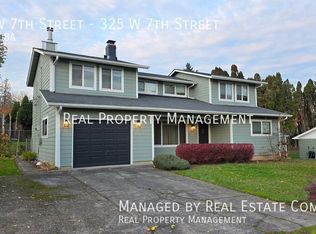 325 W 7th St, La Center, WA 98629