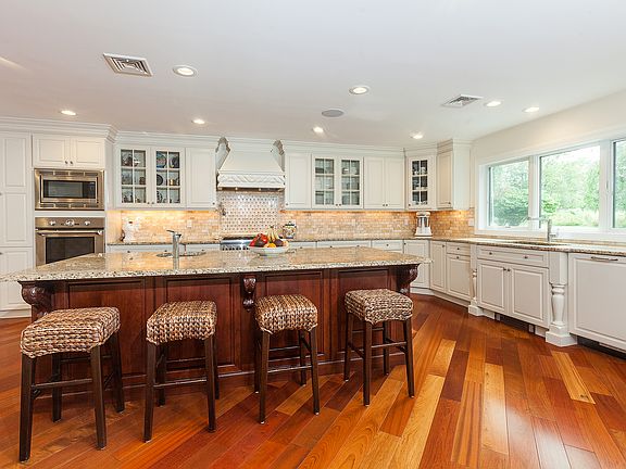 3rd image of 18 Oak Pl