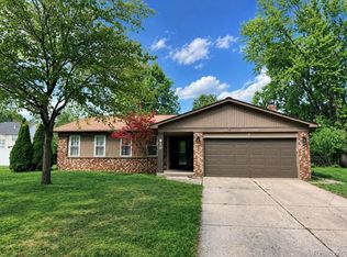 820 Huntsford Dr, Troy, MI 48084