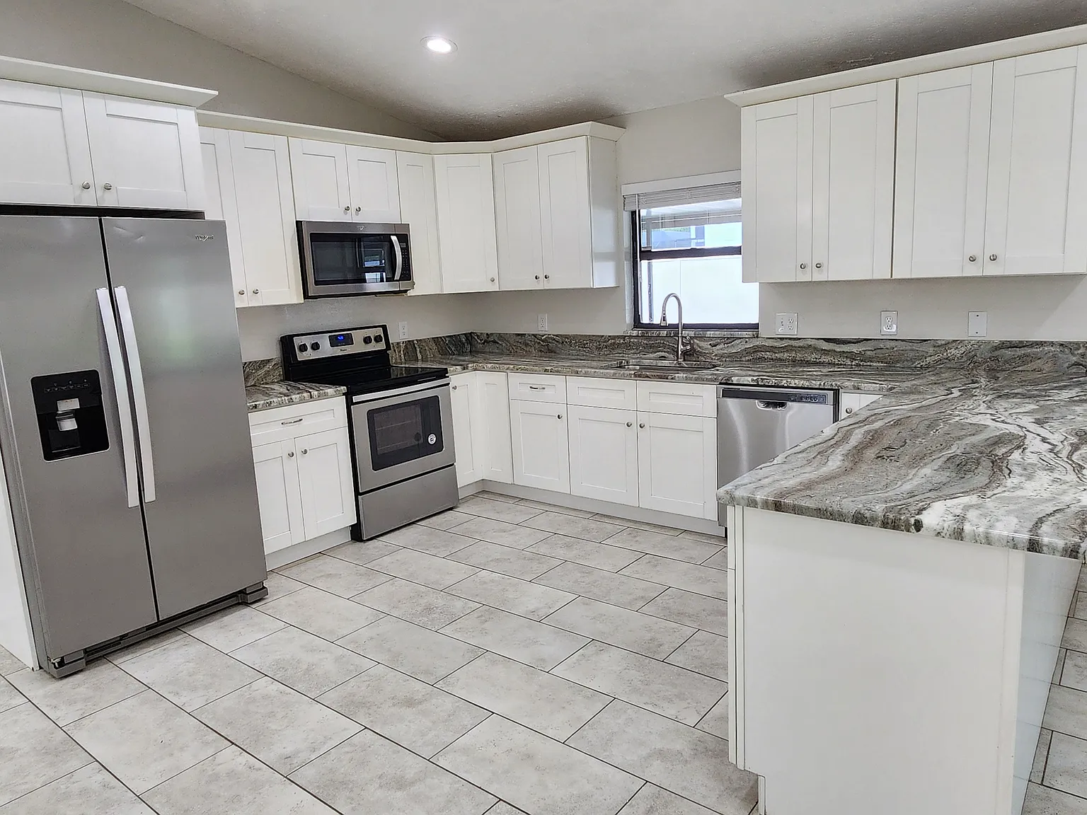 4 bed, 1880 sqft, $2,595 — Photo 4