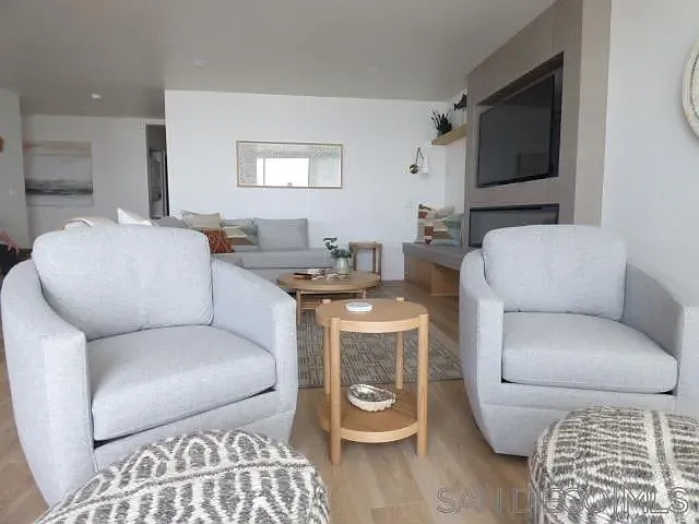 2 bed, 2.0 bath, 1270 sqft, $7,500 — Photo 3