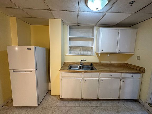 3rd image of 420 College St #E