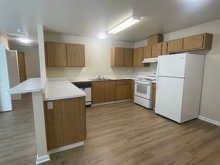 802 Cally Ct — Photo 3