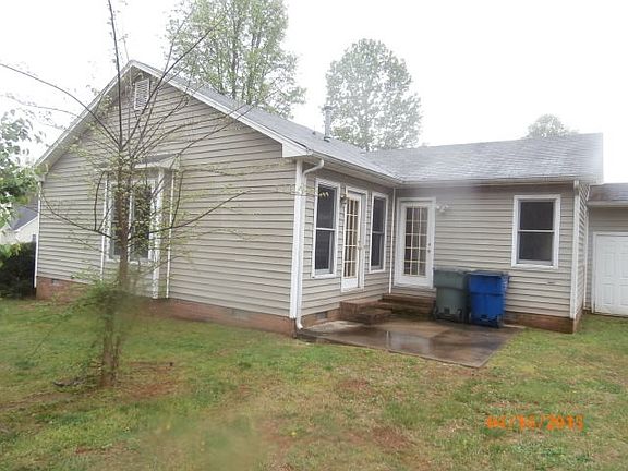 2nd image of 406 Willow Ct