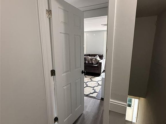 5th image of 729 Roanoke Ave #2B