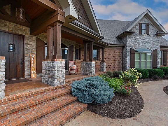 3rd image of 120 Place Ct