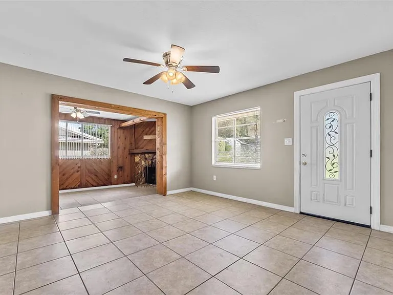 122 Gordon Dr — Photo 3