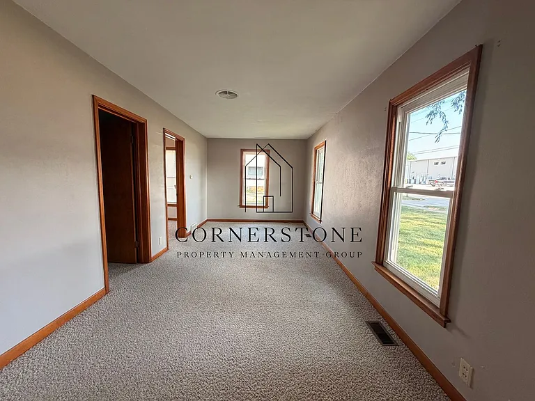112 E Court St — Photo 4