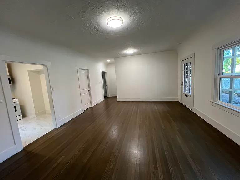 400 Webster St — Photo 6