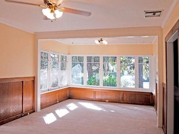 Spacious living room 
