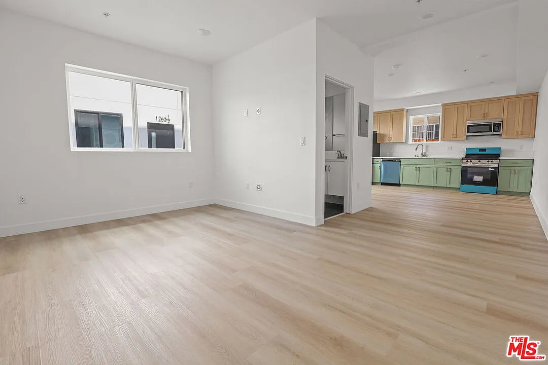 1 bed, 1.0 bath, 600 sqft, $1,833 — Photo 2