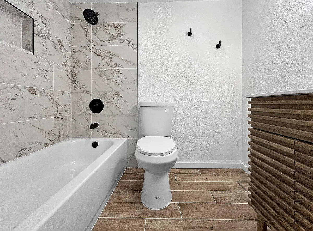 Modern bathroom - Sky Lake Cir