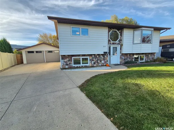 221 Bean Crescent, Weyburn, SK S4H 3A3