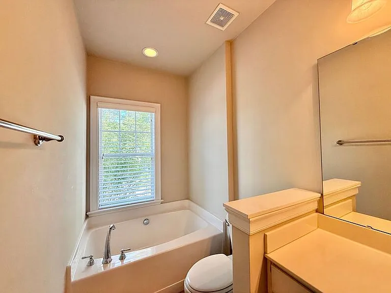 7758 Acc Blvd — Photo 11