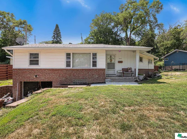 1912 Collins Dr, Bellevue, NE 68005