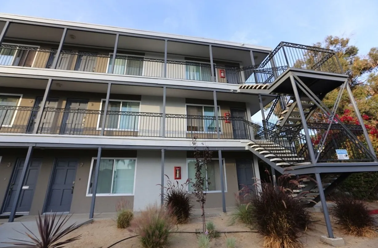 2525 Broadway — Photo 1