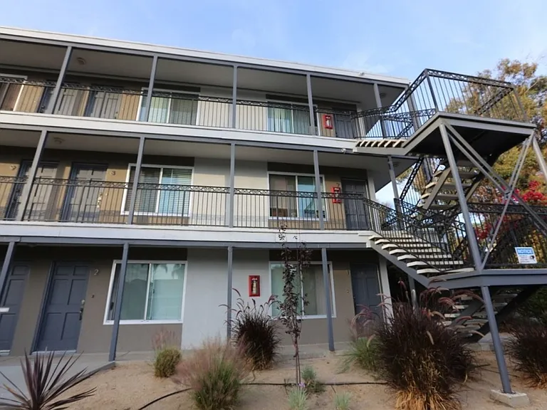 2525 Broadway — Photo 1