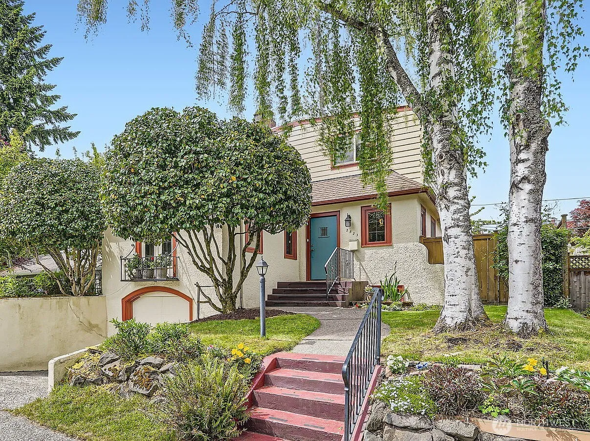 2523 Royal Court E photo 1