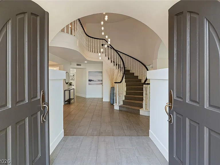 2233 Versailles Ct — Photo 24