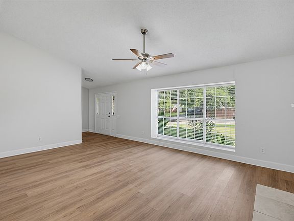 5th image of 404 Spencer Cir