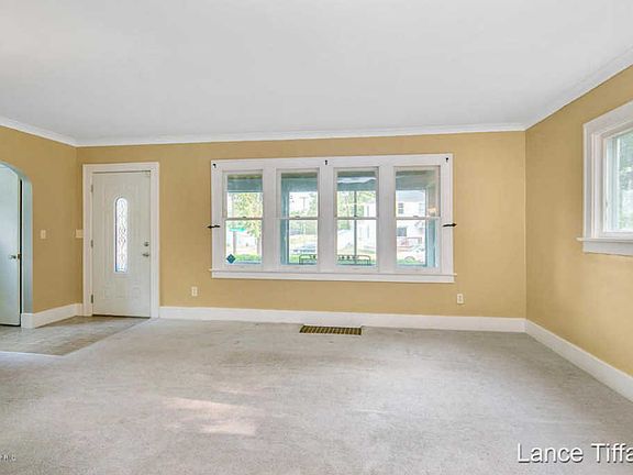 5th image of 1002 Dickinson St SE