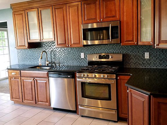3rd image of 11 Huckleberry Ln