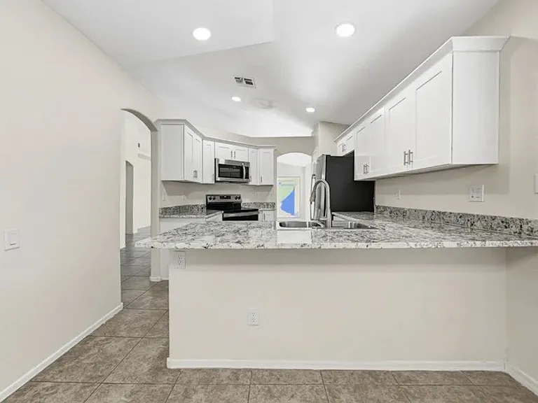 1816 SW 37th Ave — Photo 1