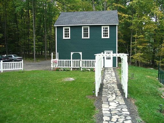 Sideyard, Pergola & Barn