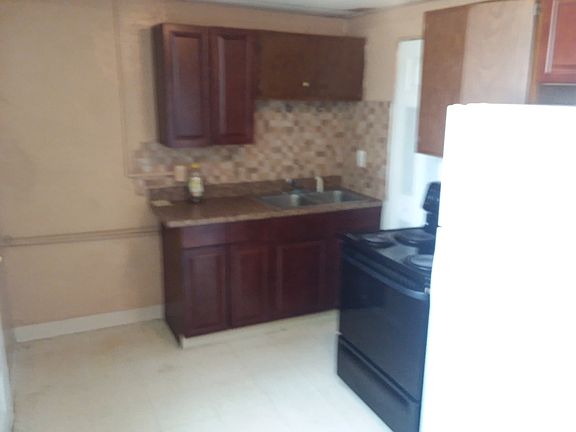 4th image of 461 23rd St #461