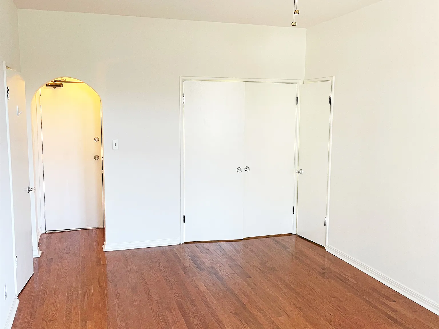 Chateau Lexington Studios and One-Bedrooms — Photo 4