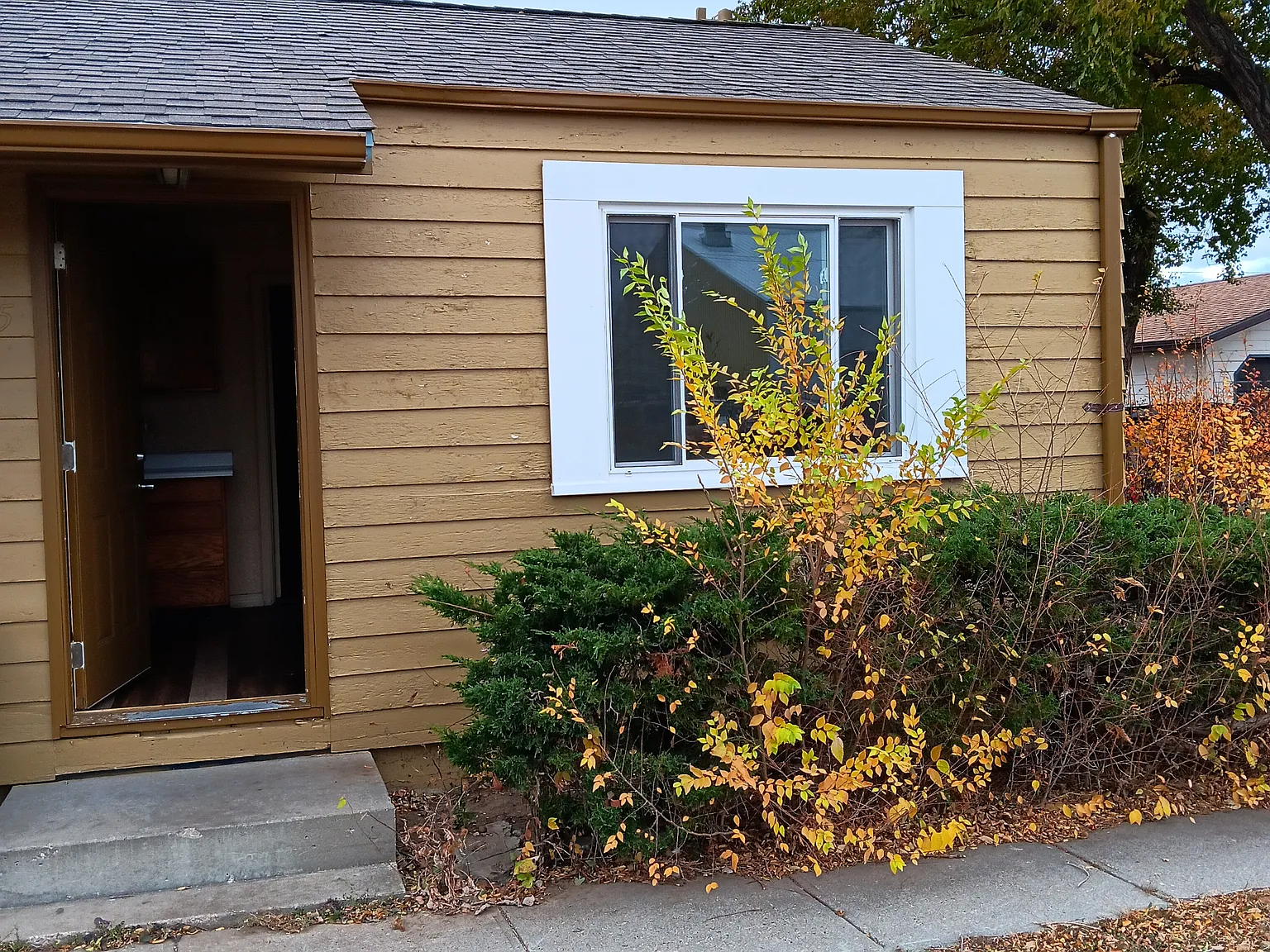 215 E Denver St — Photo 1