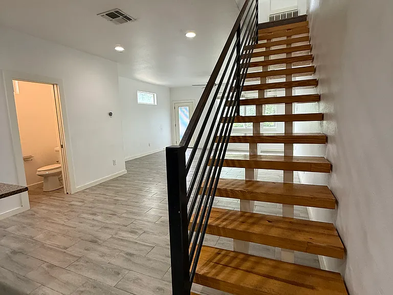 913 Ogden St — Photo 12
