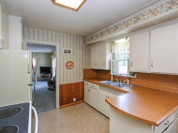 4th image of 1240 Sunnyside Dr