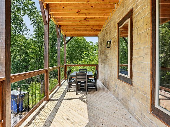 4th image of 620 Deer Path Ln