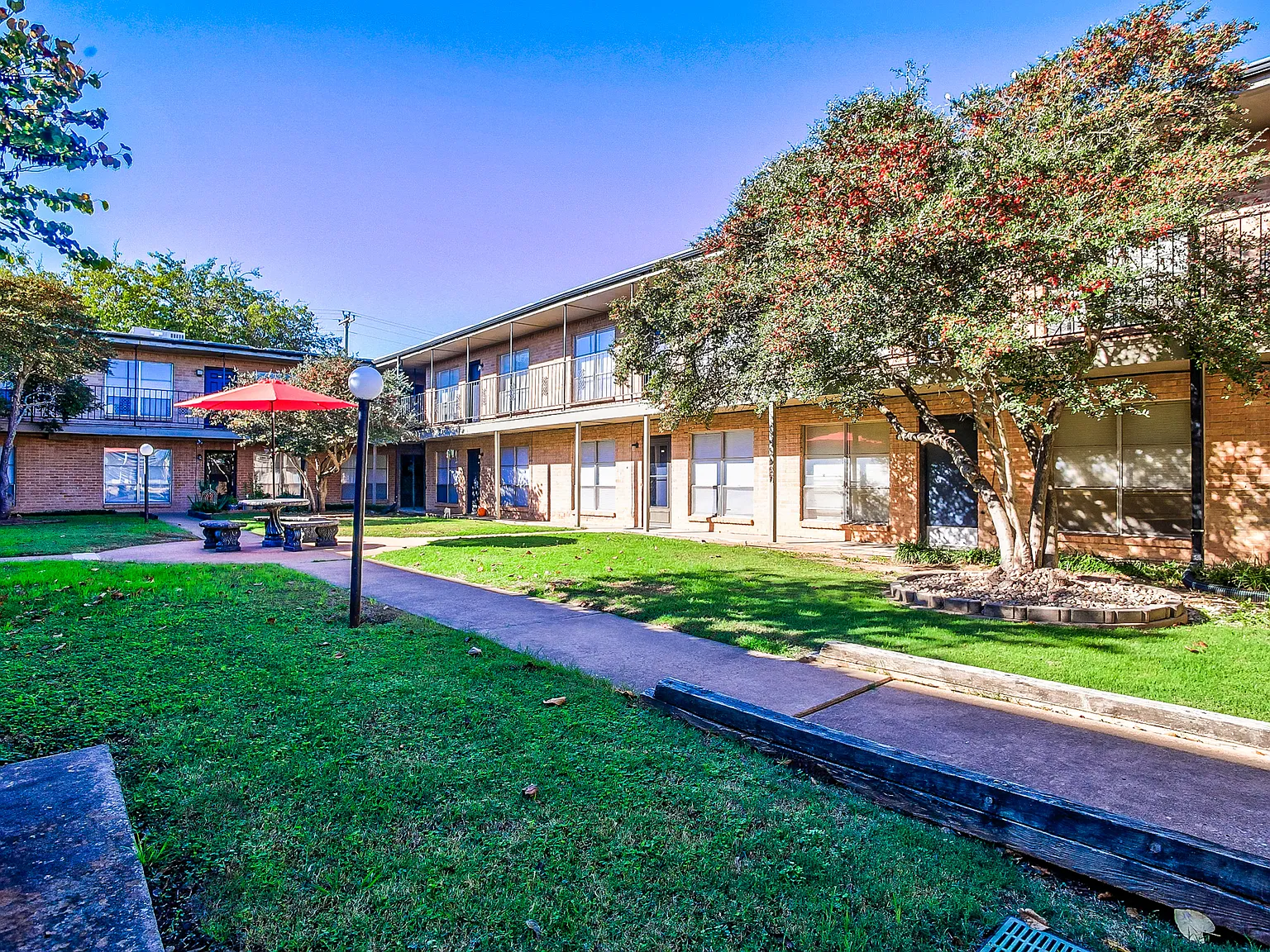The Crestmont Apartments — Photo 4